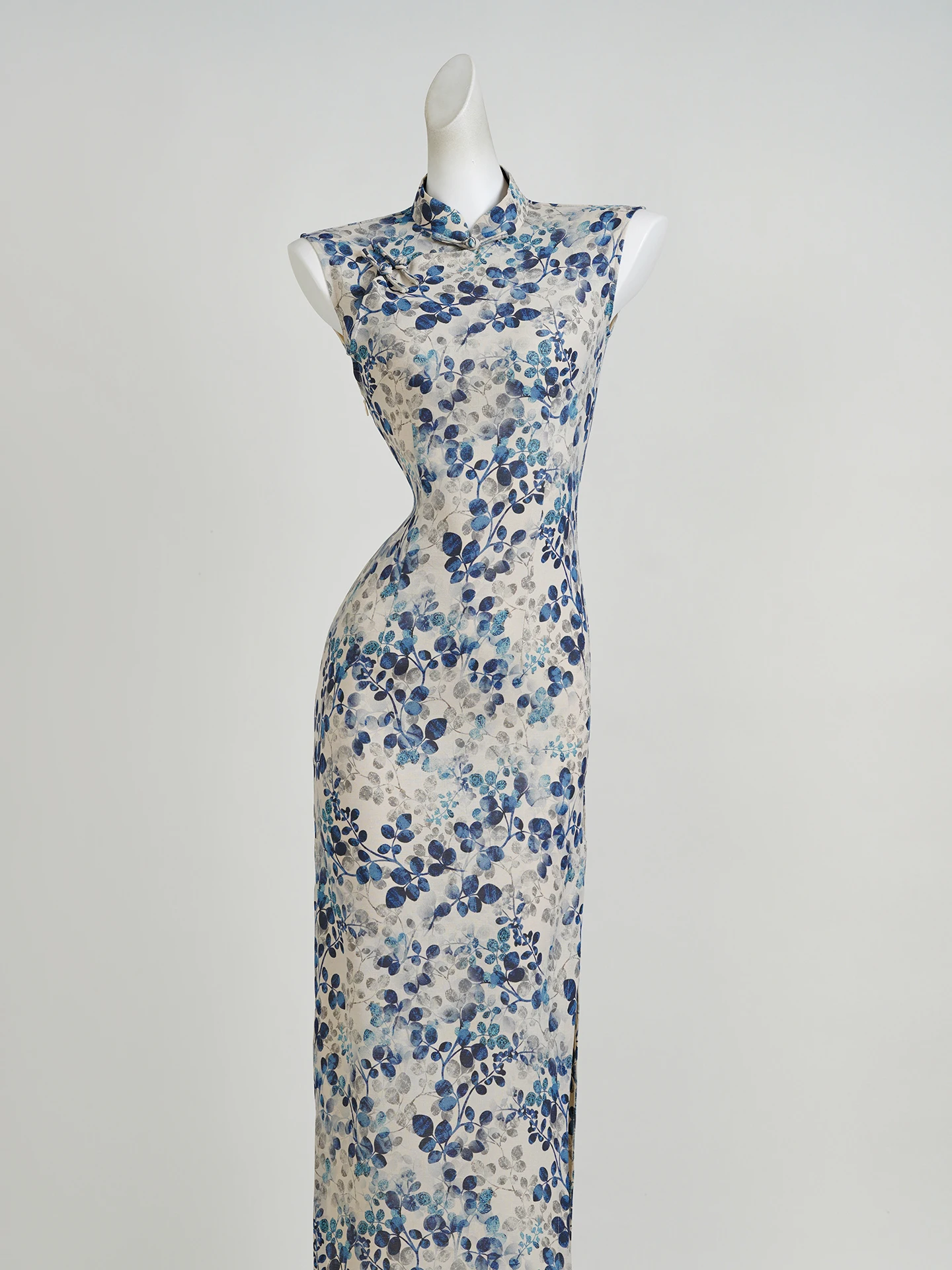 

Элегантное традиционное китайское шелковое платье-ципао с полуоткрытым воротником, стройнящее, скрывающее живот, красивое и стильное, длинное.