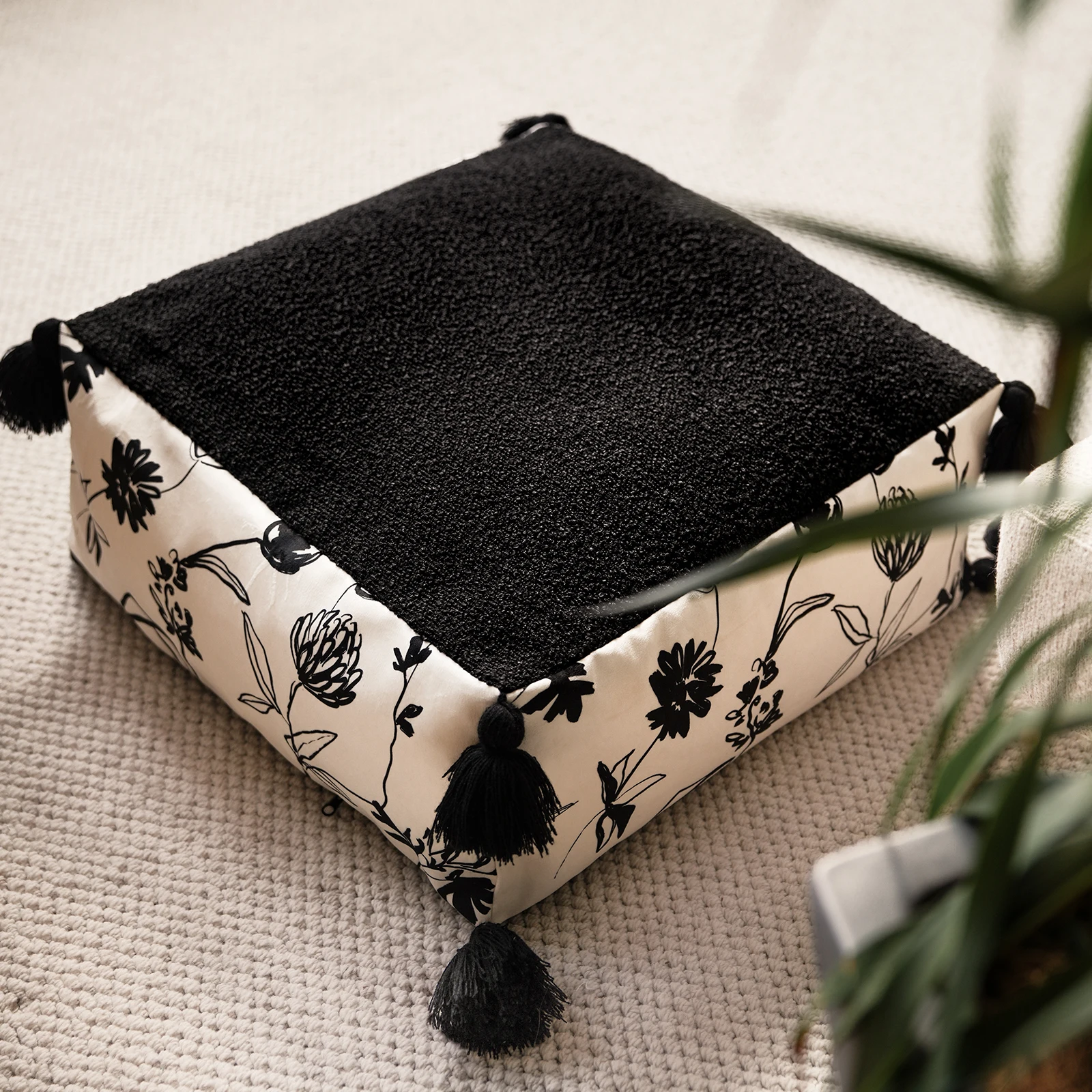 غرفة المعيشة في الغابة الداكنة، مقعد مربع، شرفة، تاتامي، نافذة كبيرة، سجادة أرضية، وسادة فوتون كسول #5