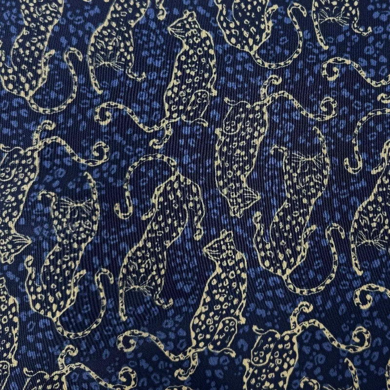 

1 метр, 100% шелк шелковицы, креп-шелковая ткань 16 мамме, синяя с модным леопардовым принтом, ширина 140 см, 55 дюймов, по дворам, JX157