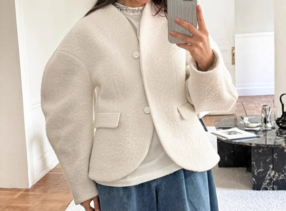 Coa الصوفية في خريف وشتاء 2025 تصميم جديد ذو رقبة على شكل حرف V بلون سادة