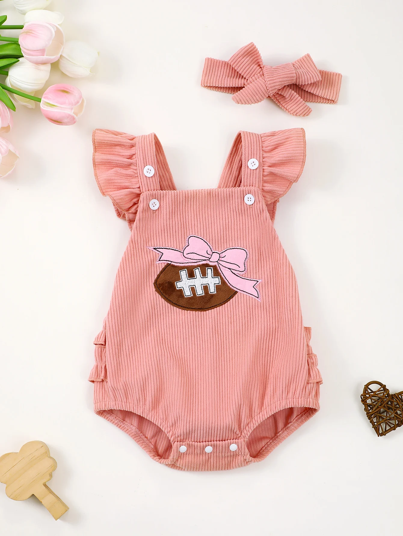 Niedlicher Strampler für Babys mit gesticktem Rugby-Muster und Spitzenbesatz mit passendem Haarband, Säuglingskleidungsset