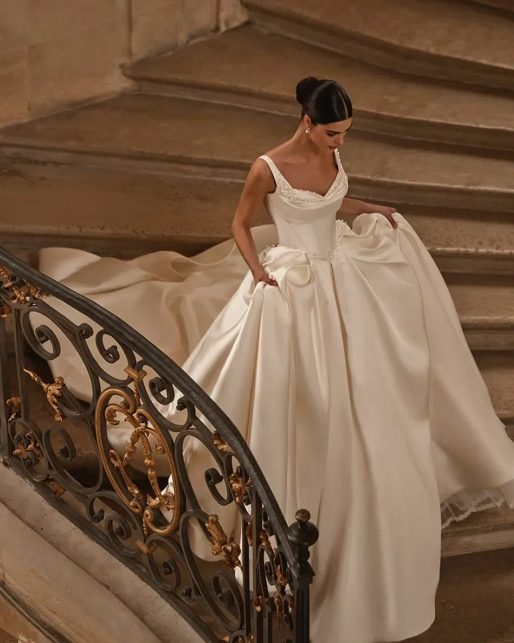 Abiti da sposa in raso squisiti personalizzati Abiti da ballo principessa Abiti da sposa con perle Abiti da Noiva vintage di lusso