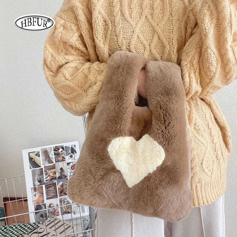 

Женские сумки-тоуты 2026: Портативные мини-сумки-ведра из искусственного меха ручной работы с узлом на запястье для телефона, весенне-летние плюшевые сумочки