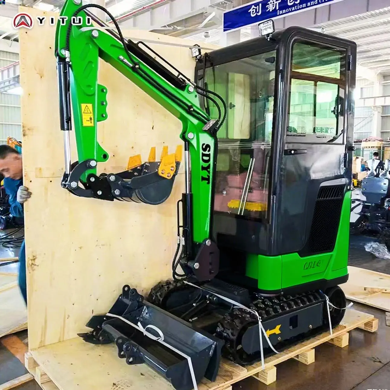 

Factory Delivery 1.5 tons Mini Excavator Customized air conditioning heating tape cab crawler with auxiliary accessories