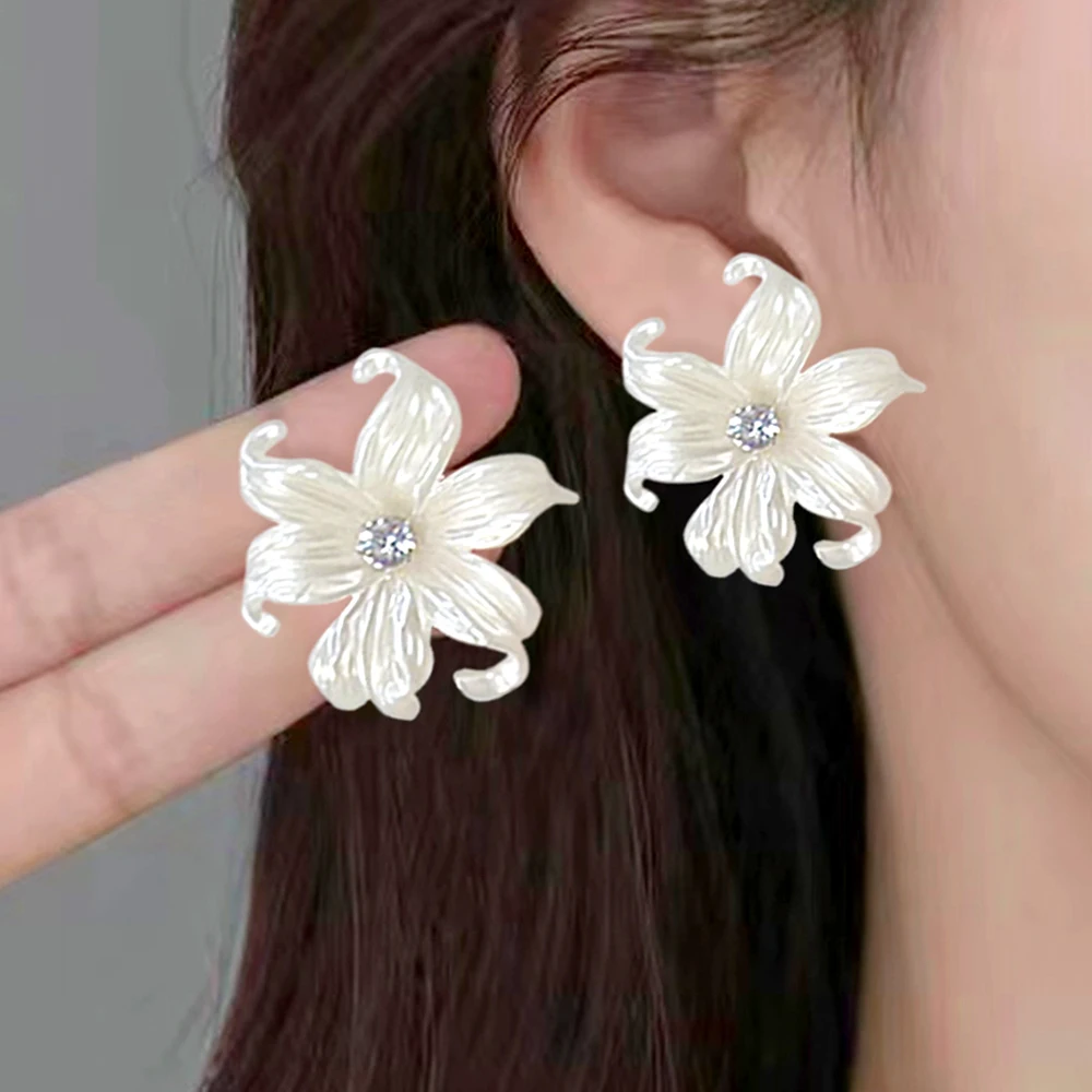 White Iris Flower Earrings for Women Removable Two Wearing Ways Party Club Fashion Sweet Ear Stud Birthday Gift Ear Jewelry