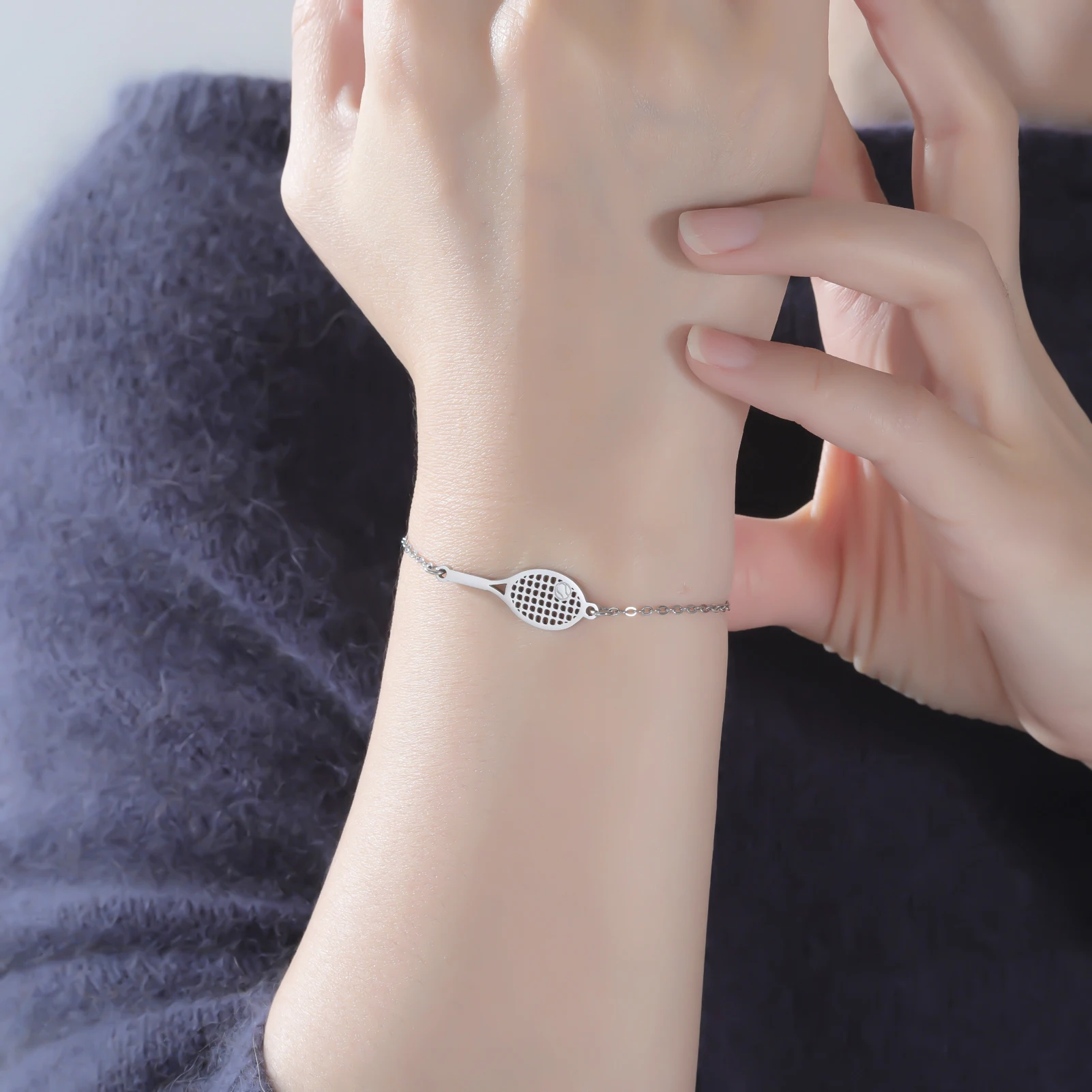 Kkjoy Hohles Tennisschläger-Armband, Edelstahl-Armband, Sport-Charms, Schmuck, minimalistisches Geschenk für Tennisliebhaberinnen, Frauen und Mädchen – Detail 4