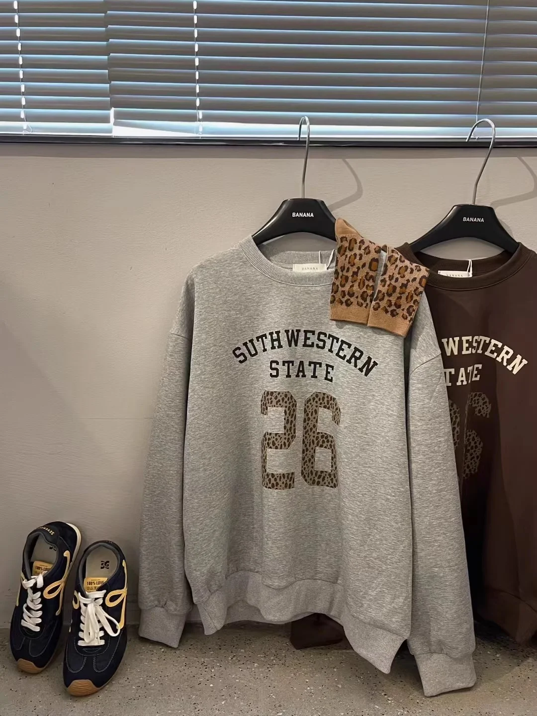 

Осенняя коллекция 2025: Женский свитшот с круглым вырезом и длинными рукавами, с леопардовым принтом и надписями, повседневный, удобный, модный, в уличном стиле