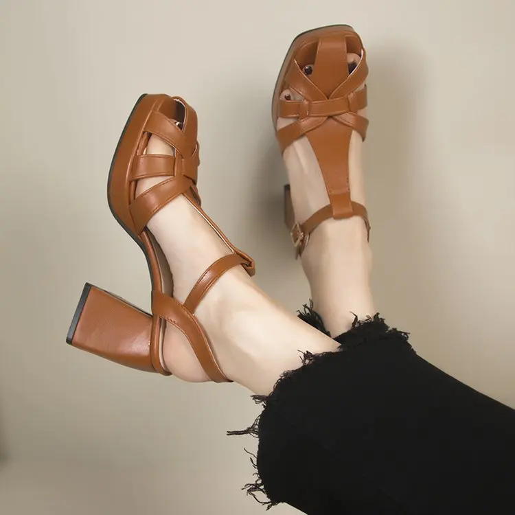 

Женские летние модные босоножки на высоком квадратном каблуке с открытым задником и прямым ремешком, новинка сезона.