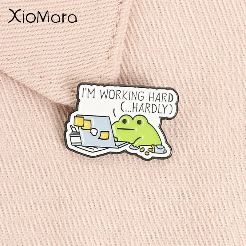 Cartoon Frosch Emaille-Anstecknadel Lustiges Zitat „Ich arbeite hart, aber ich bin nicht dumm“ Tierhumor Spruch Broschen Reversnadel Schmuck Geschenke für Freunde