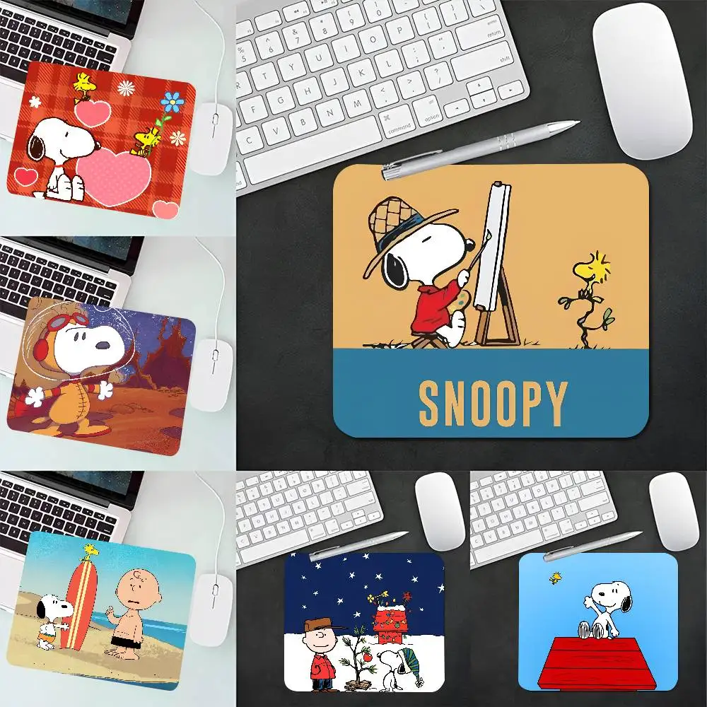 Niedliches Cartoon-Snoopy-Mauspad, kleines LockEdge-Mauspad für Gamer, Computer-Schreibtischunterlage, rechteckig, rutschfestes Gummi