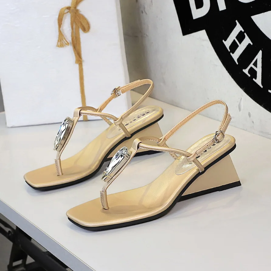 كعب إسفين مع صنادل متعرجة للنساء بحزام رفيع من حجر الراين وكعب عالٍ للنساء