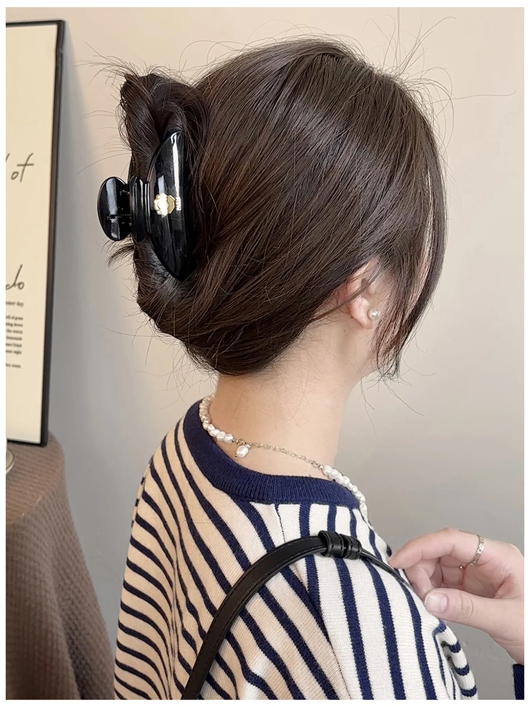 presilha-de-cabelo-fena-e-preta-com-flor-tipo-garra-de-tubarao-para-penteados-meio-apanhados-acorio-de-cabel