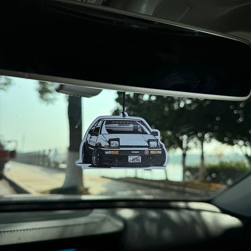 Tofu Shop estilo anime de carreras japonesas Racing Hilton (perfume de hotel) Perfume neutro para coche y ambientador no tóxico | Aceites Esenciales Naturales y Comprimidos De Fragancias De Aromaterapia (Noroali/Promelo/Cedro) | Tipo colgante y se puede utilizar como clip de ventilación | Fragancia duradera durante 60-90 días | Desodoriza y purificar el aire | Adecuado para uso en automóviles, hogares, armarios y baños. | Diseño de animación de dibujos animados | El mismo modelo que la exhibición de la tienda