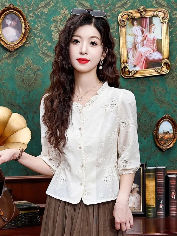 Camiseta francesa de algodón puro con cuello alto y manga siete, diseño hueco, efecto adelgazante para mujeres que buscan un aspecto más joven en la primavera.