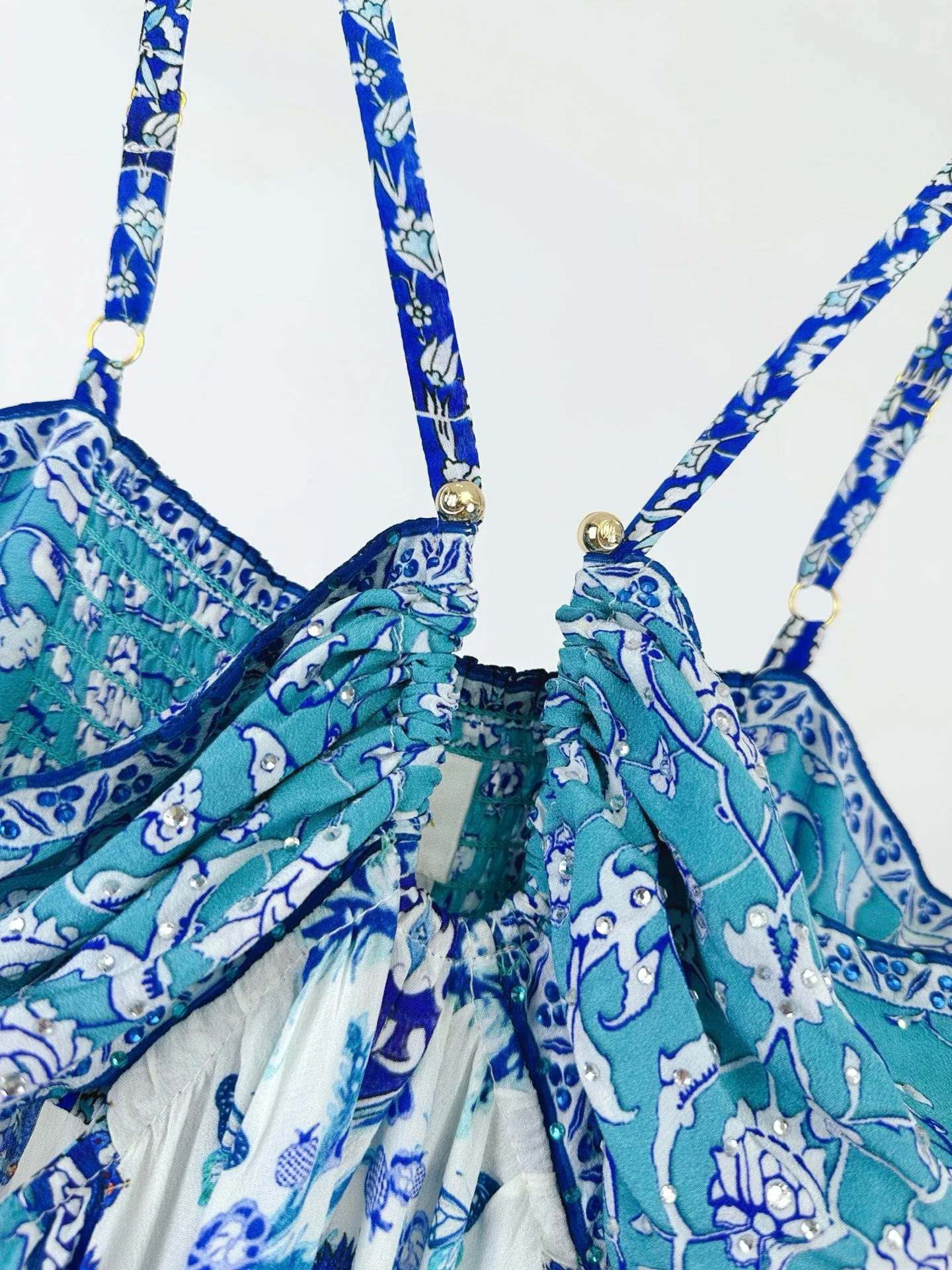 여성 섹시 스트랩리스 블루 플라워 프린트 크리스탈 비즈 장식 컷아웃 허리 홀리데이 웨어 맥시 롱 100% 실크 드레스