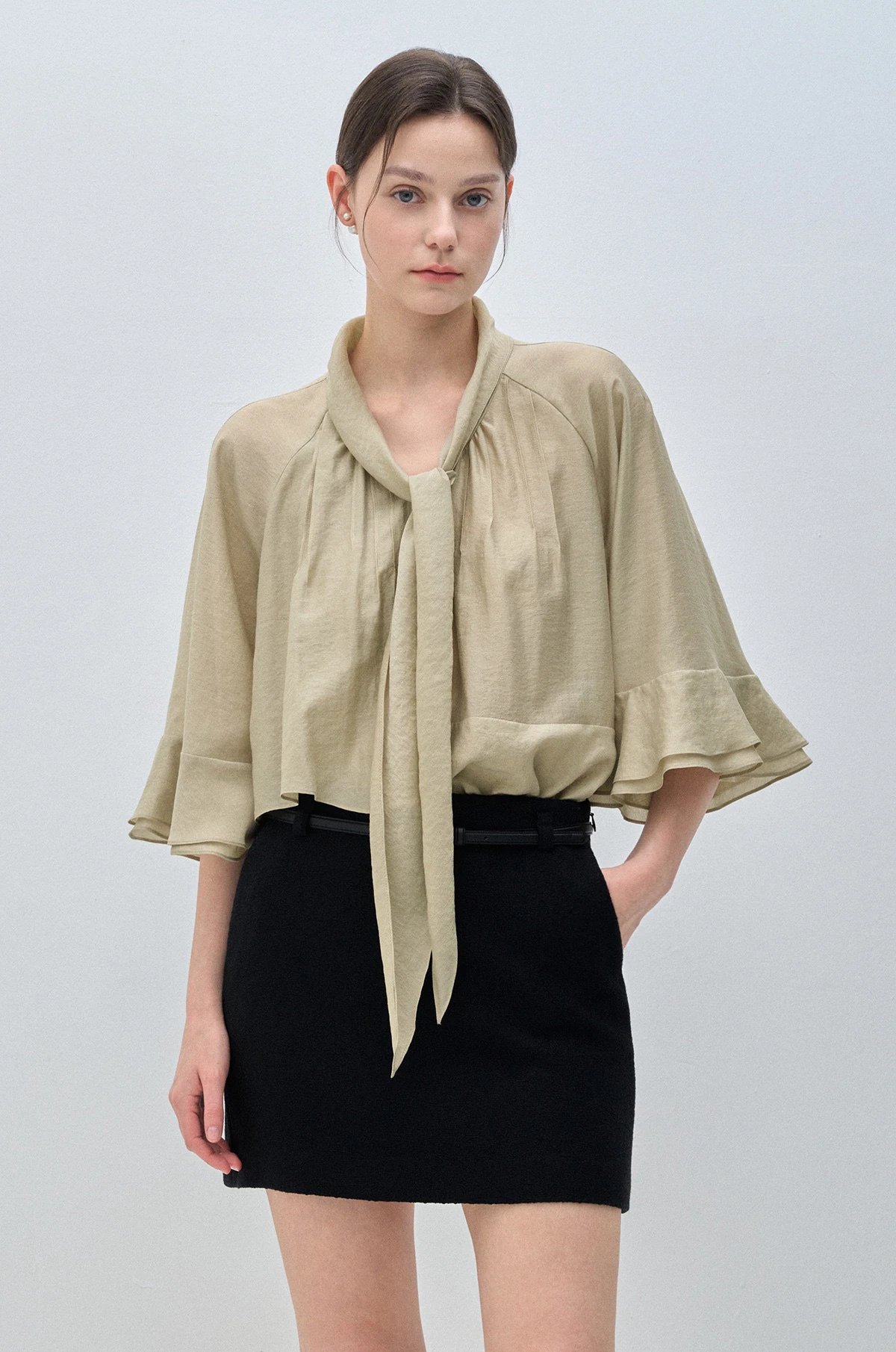 بلوزة تنحيف ذات ثنيات V-Ne Commuter Faion كورية حلوة واحدة irt مع Sa لربيع وصيف 2025 فضفاضة طويلة Sve لون نقي