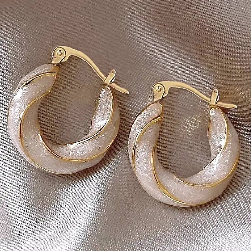 Huitan Twisty Damen-Creolen, elegante Accessoires mit weißer Emaille, Party, Hochzeit, goldfarben, luxuriöser Schmuck für den Alltag