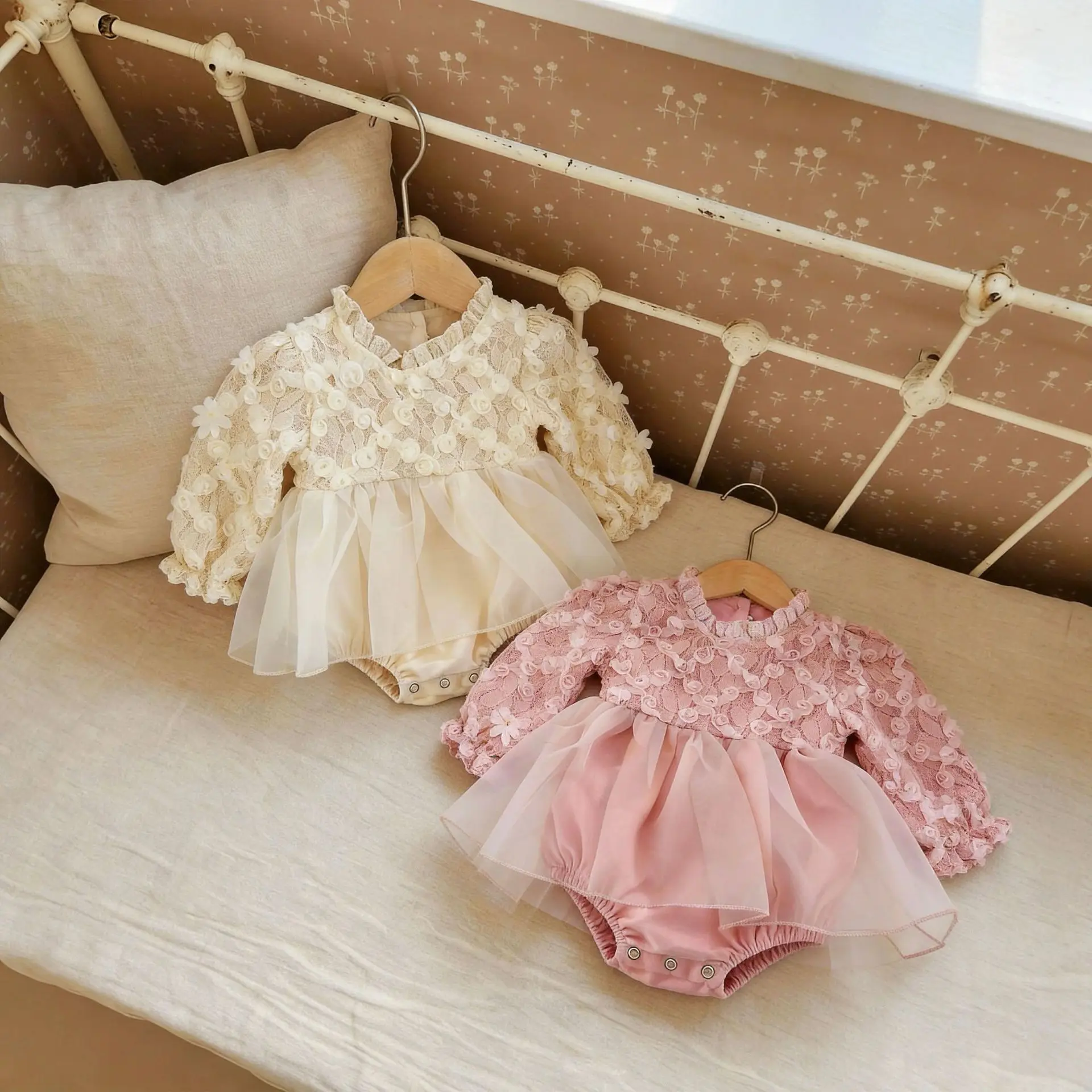 

Новинка Весна 2026: Милый комбинезон-боди для девочек с сетчатыми вставками и лепестками, с длинным рукавом, в стиле принцессы, для младенцев и малышей, 0-24 месяца