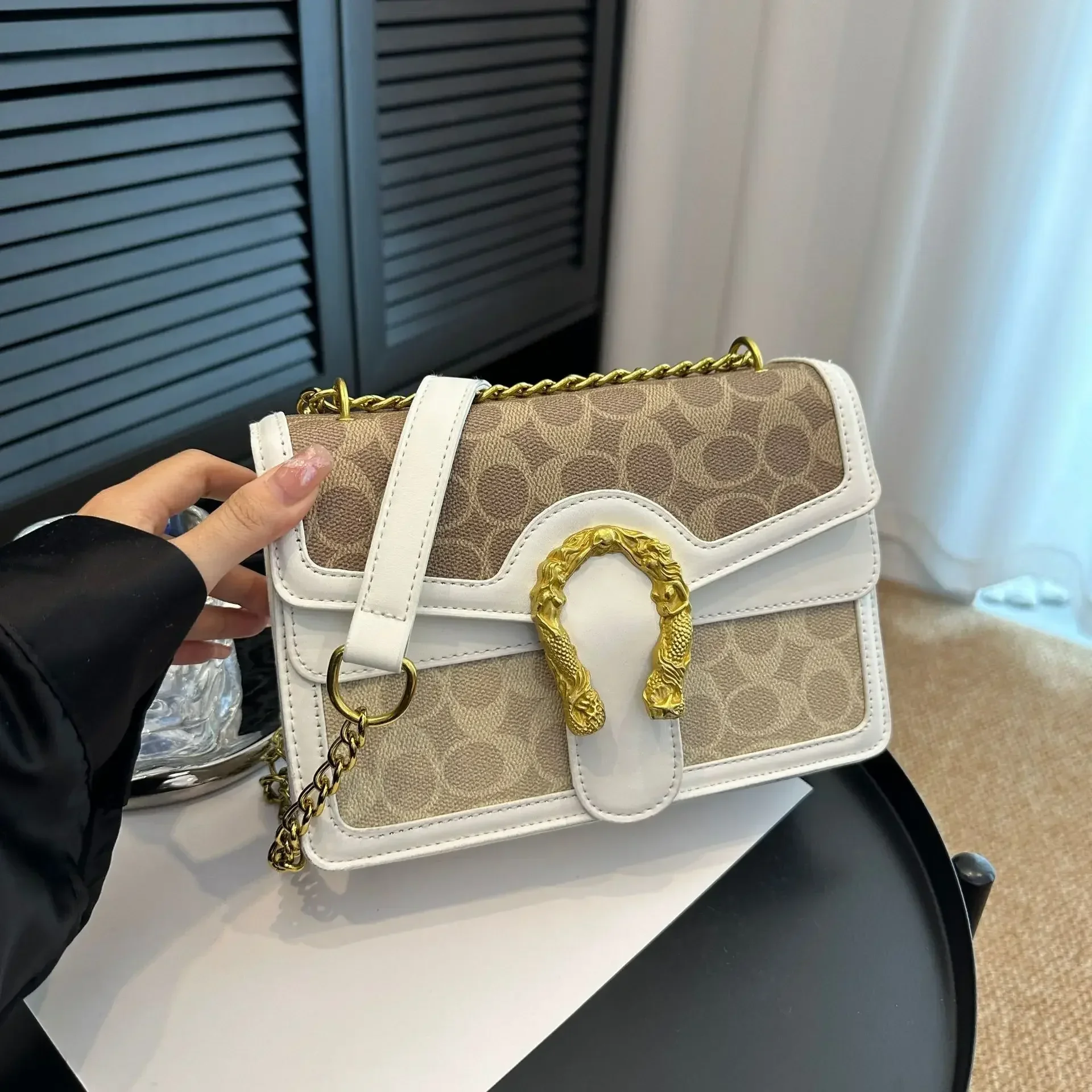 

Мини-квадратная сумка в стиле ар-деко 2025 года | Женская трансформируемая трехсторонняя: через плечо из веганской кожи + съемная золотая цепочка | Бестселлер