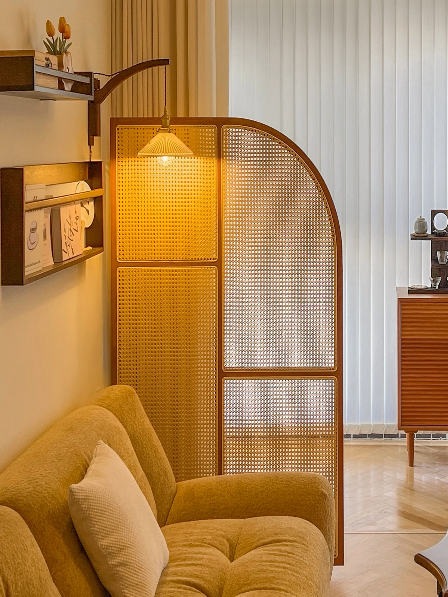 New medieval wood rattan screen small living room partition facing the door entrance low removable bedroom bed shelter