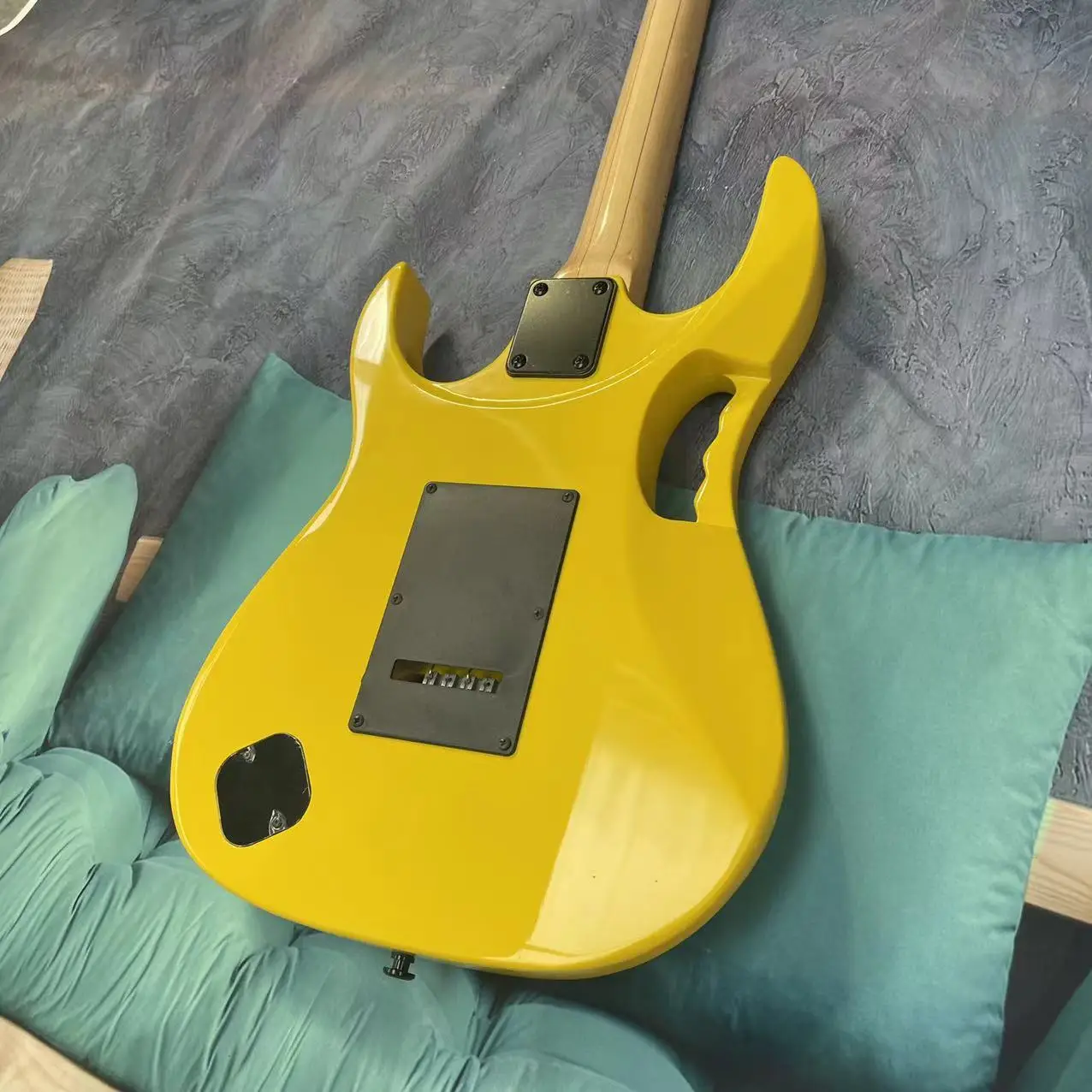 Electric guitar with 6 strings, yellow body, maple fingerboard, maple track, real factory pictures, order can be shipped, free d