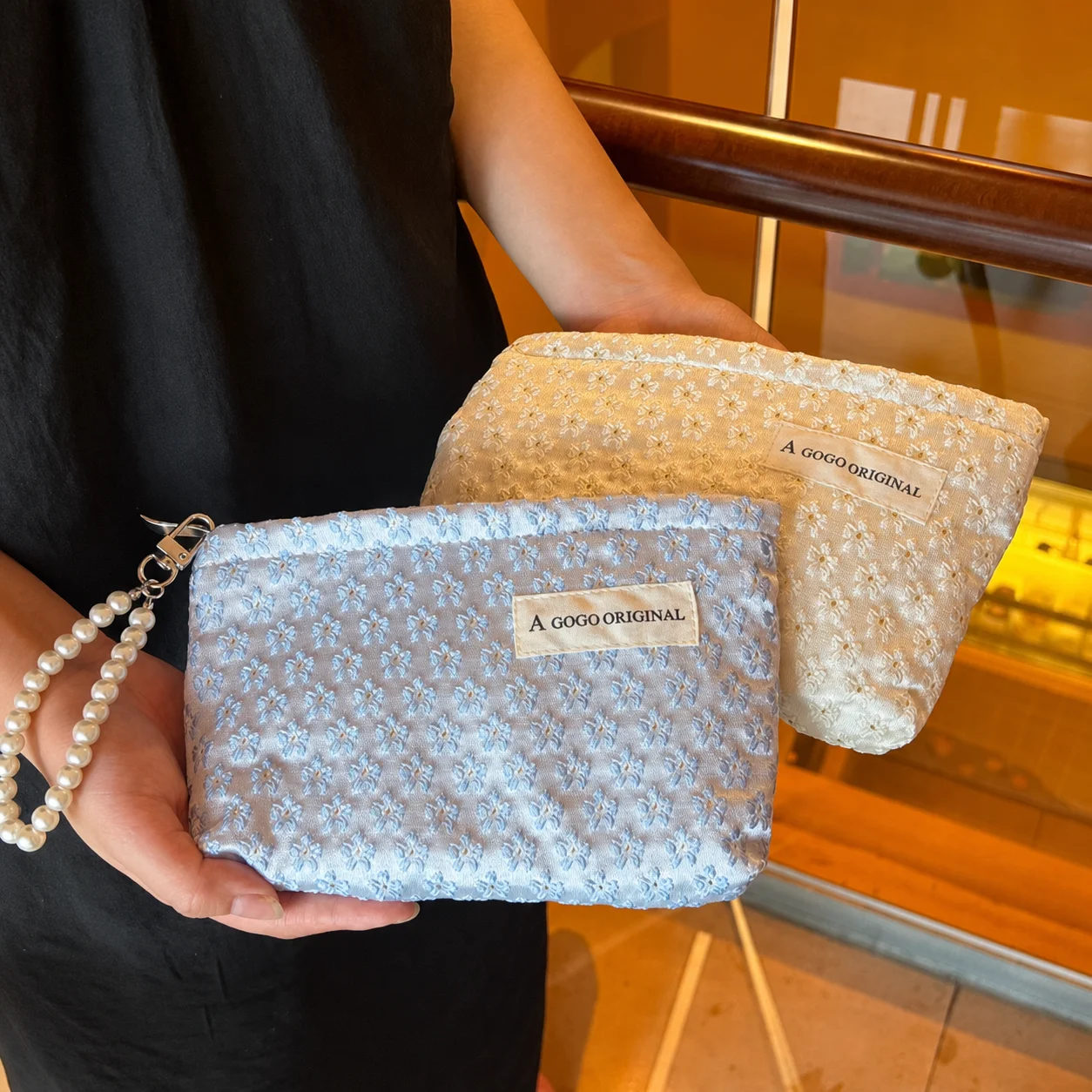 Embroidered Fabric Cosmetic Bag Feminine Storage Pouch Small Bag Sweet Cosmetic Bag For Commuting Phone Storage Women