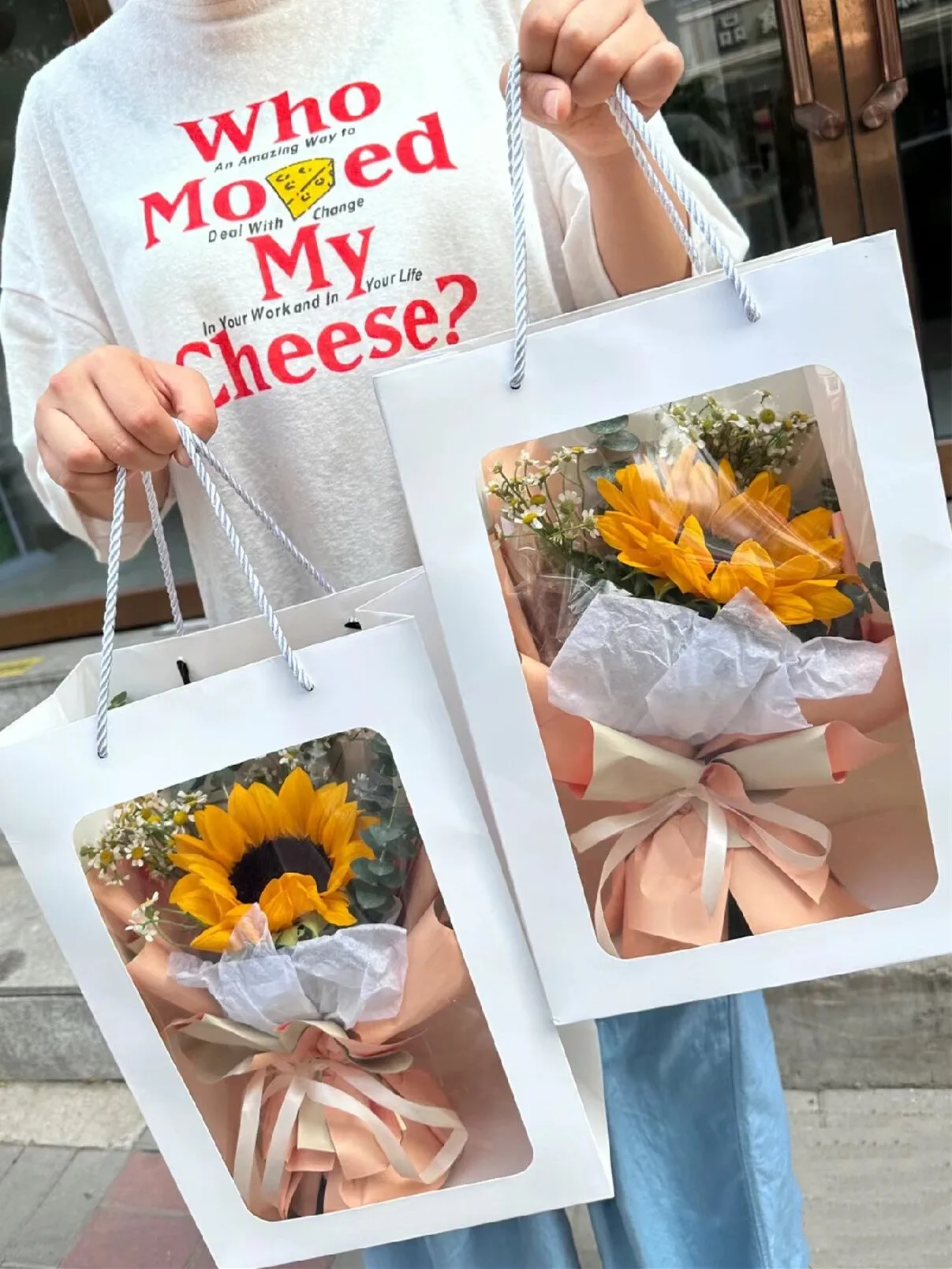 

Transparent Handheld Window Bag Gift Bag White Pink Floral Bouquet Packaging Bag Handheld Present Bag Flowers