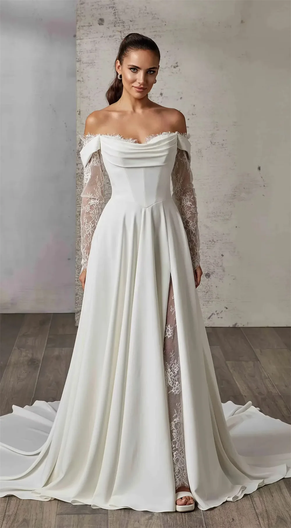 Suknia ślubna w stylu Tokyo, biała, z odkrytymi ramionami, z długim rękawem, o kroju litery A, z trenem dworskim, z wysokim rozcięciem z boku.