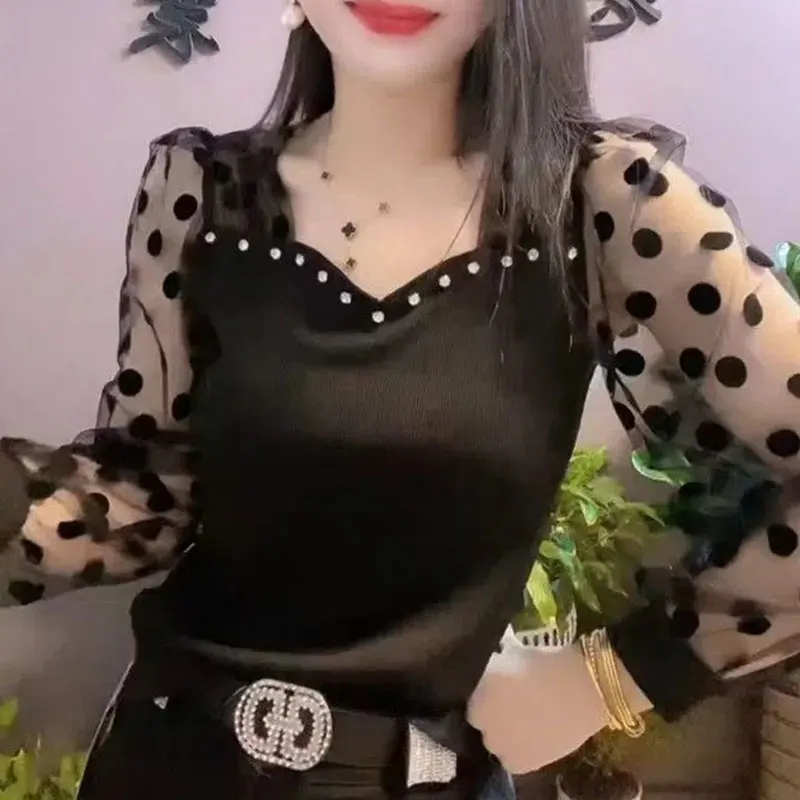 Blusa de gasa con estampado de lunares para mujer, Camisa ajustada de manga larga con cuello en V y abalorios, ropa elegante para primavera y