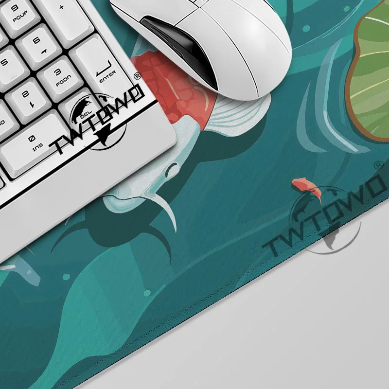 แผ่นรองเมาส์ลายบ่อปลาคาร์ฟพร้อมดอกบัวสำหรับเล่นเกม พิมพ์ตามสั่ง ความละเอียดสูง ขนาดใหญ่พิเศษ XXL แผ่นรองเมาส์กันลื่นสำหรับแล็ปท็อป