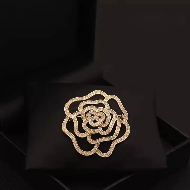 

Classic Style Light Luxury Rose Brooch for Women Suit High-end Elegant Flower Lapel Pin Fashion Jewelry Clothes Accessory Gifts