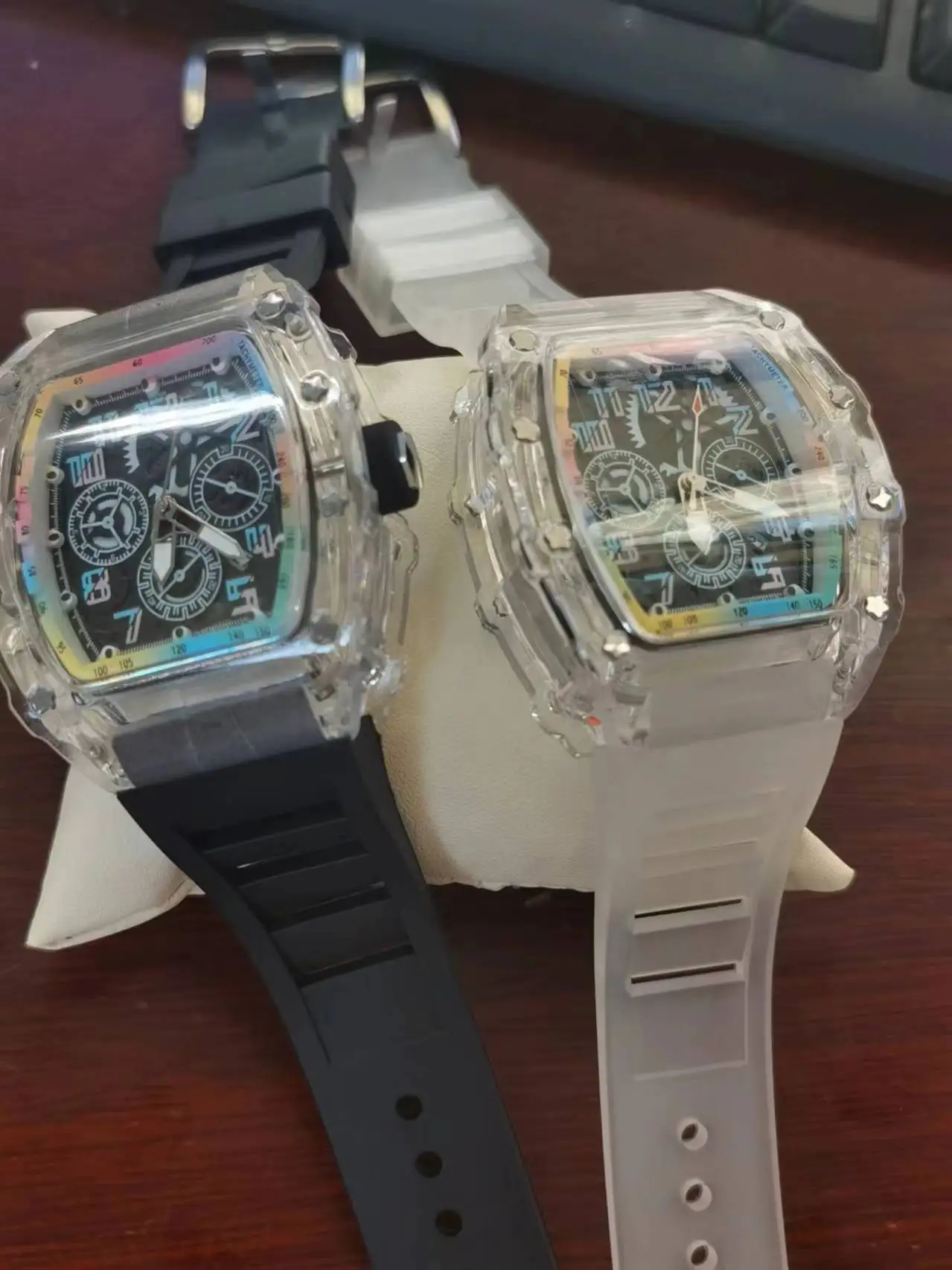 ساعة كوارتز مقاومة للماء للرجال من UTHAI ، جمال عالي ، اتجاه رياضي ، إضاءة ليلية ملونة ، ساعة عصرية للرجال ، عالية