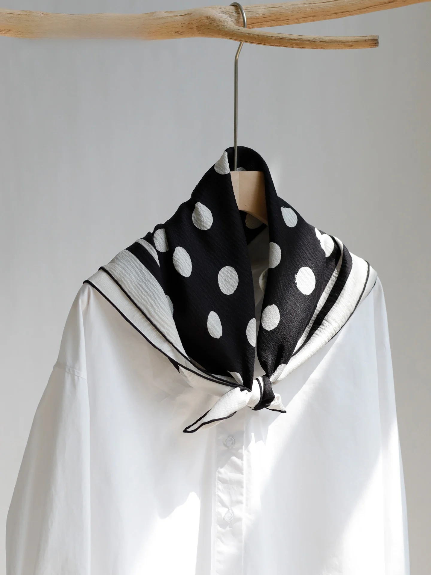 Echarpe-en-soie-a-pois-pour-femme-foulard-carre-polyvalent-elegant-noir-et-blanc-petit-carre-assorti-style-coreen