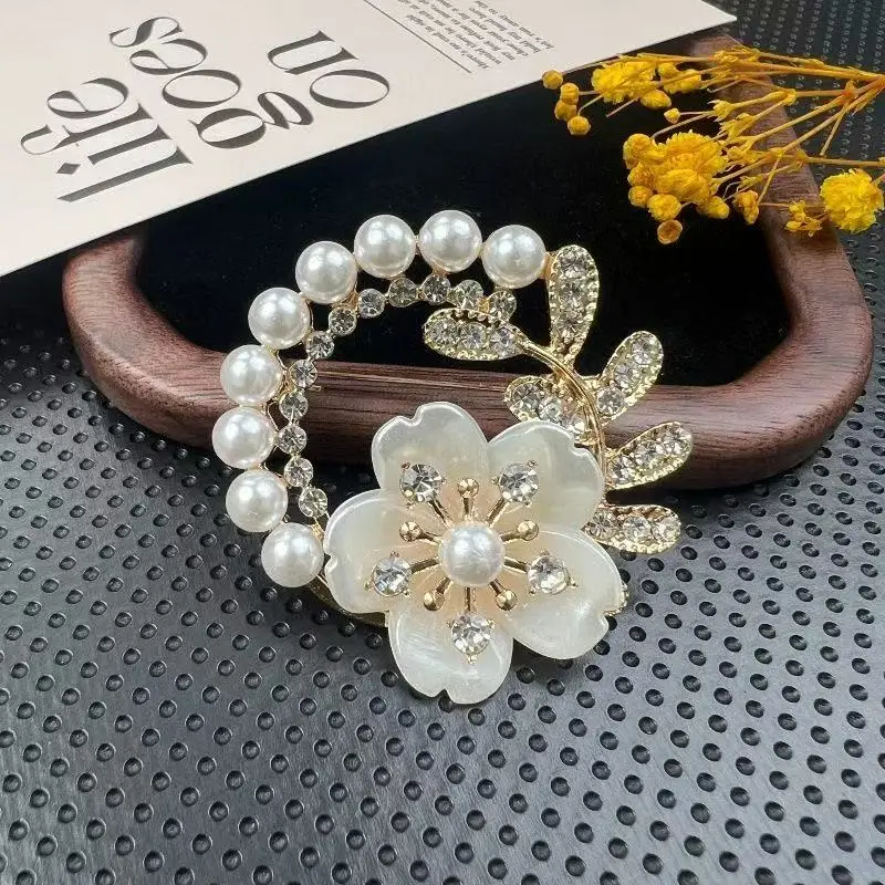 New Luxury Style Pearl Wreath Flower Brooch Design Alloy Inlaid Diamond Flower Rhinestone Leaf Brooch Suit Coat Accessories