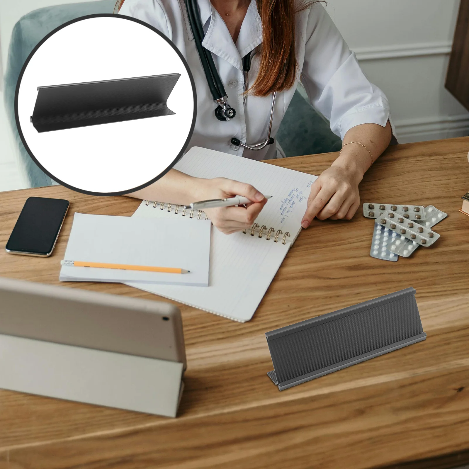 

Aluminium Alloy L-Shaped Business Card Holder Compact Desktop Organizer Display Rack Metal Business Card Holder