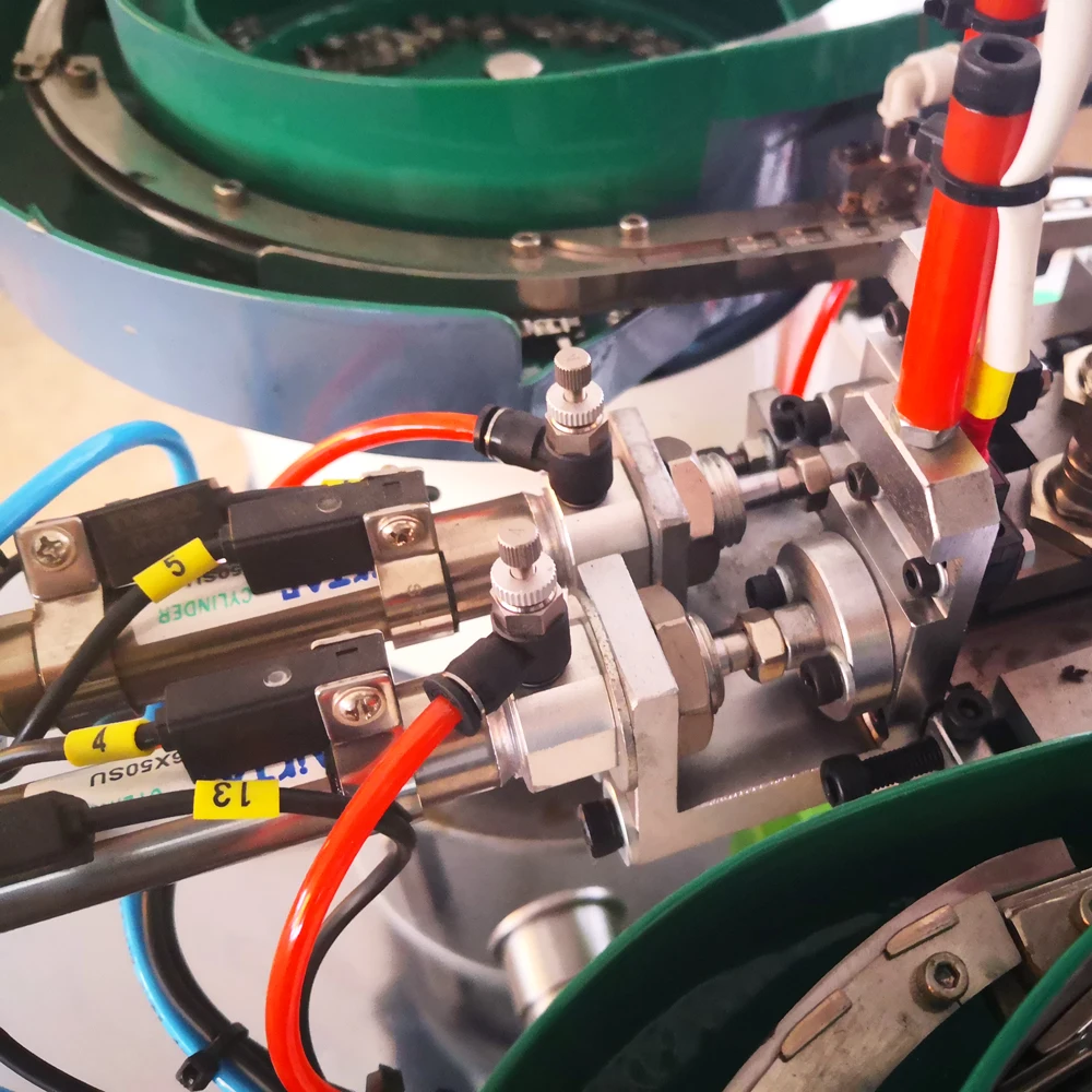 Macchina per la produzione di cerniere MACCHINA per la produzione di cerniere Macchina automatica per la fissaggio di pin e scatole Garanzia di 1 anno per un fissaggio efficiente