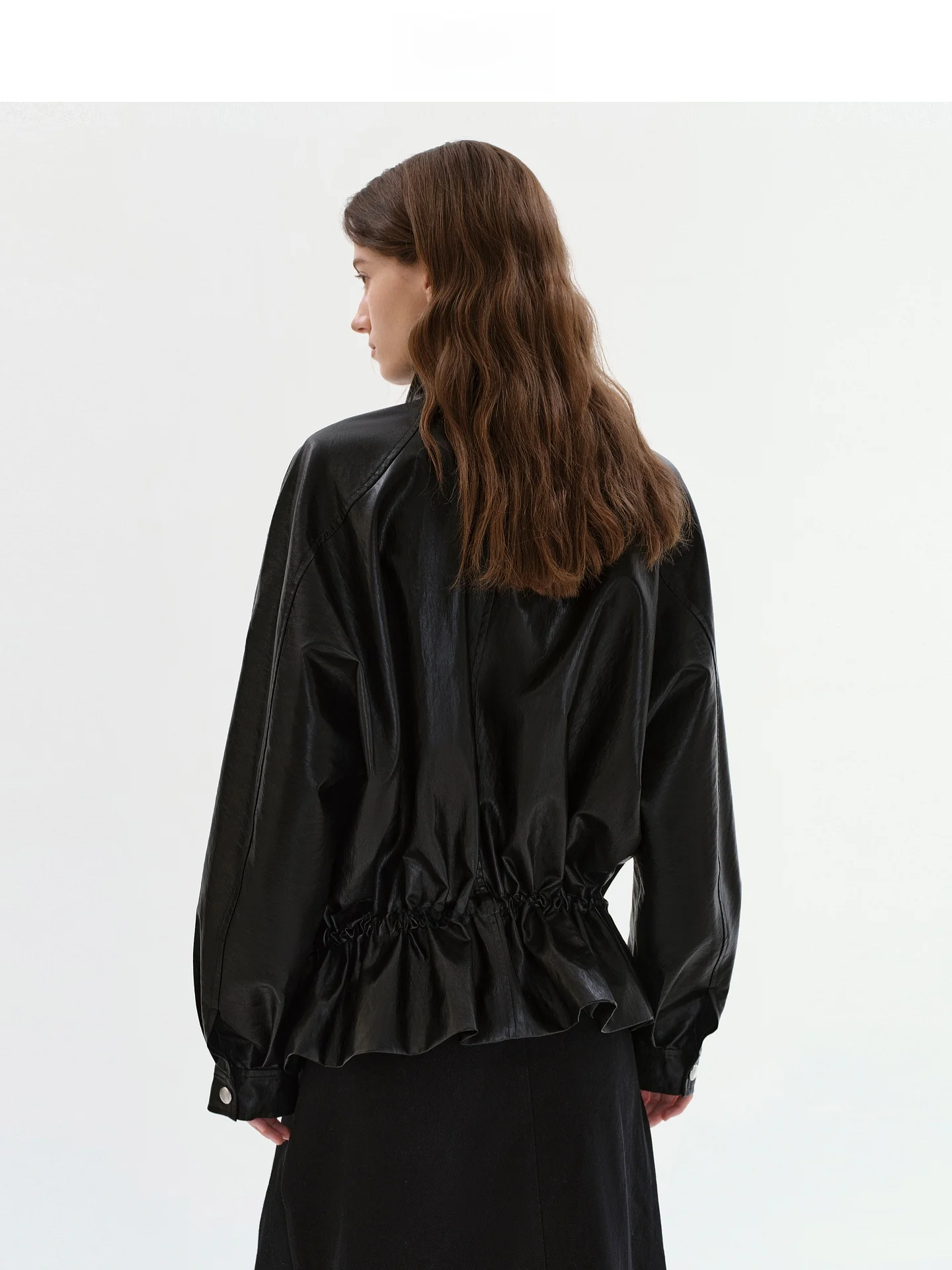 Casaco Feminino Fano de Couro Sintético com Gola Alta, Zíper Duplo e Detalhe de Ombro Caído para o Dia a Dia