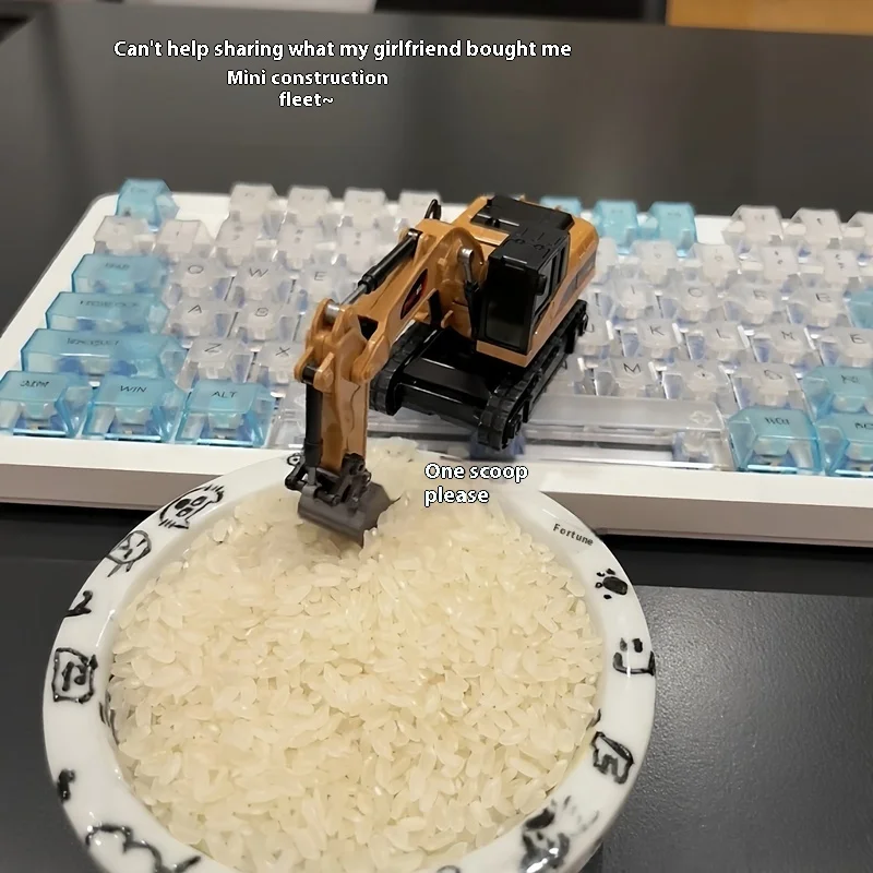 مجموعة سيارات هندسية معدنية تعمل بالتحكم عن بعد 1:64 - رافعة شوكية لحفارة شاحنة التعدين شديدة التحمل على سطح الطاولة