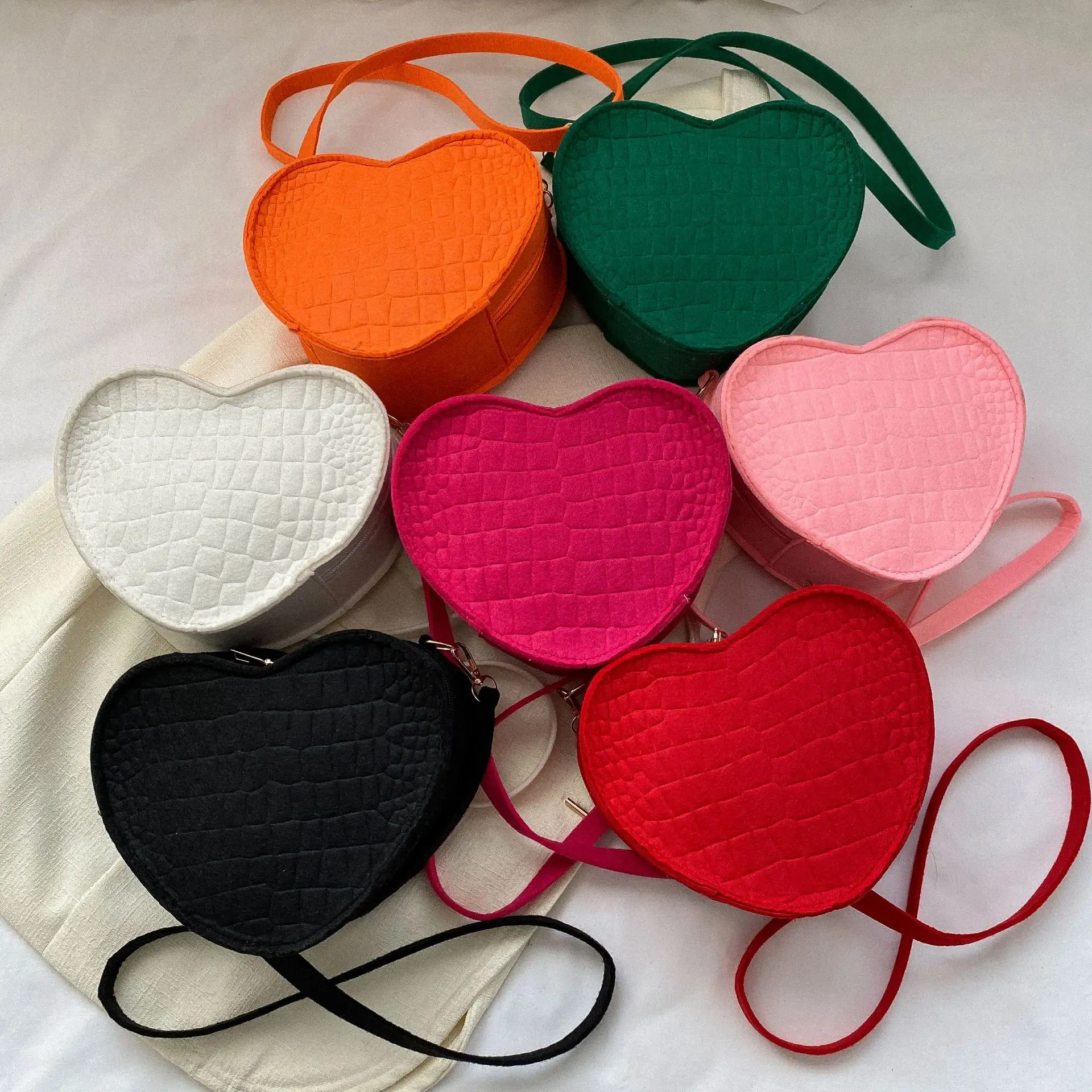 Women Heart-shaped Crossbody Bag Luxury Designer Felt Shoulder Bags for Ladies 2023 New Fashion Female Clutch Casual Handbags