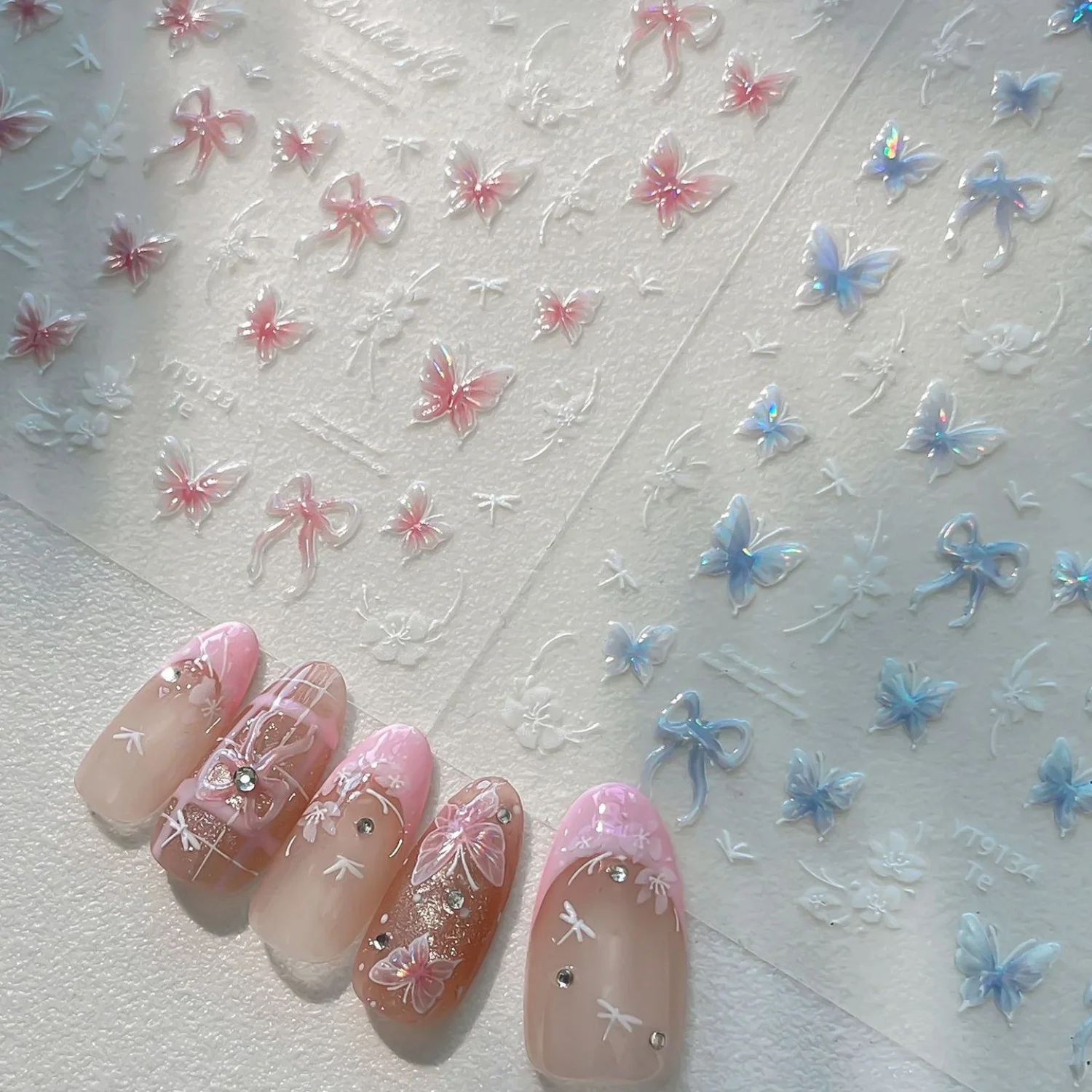 Transparente rosa Farbverlauf-Schmetterling 5D Nagelkunst-Aufkleber Schleife Weiße Blumenranken Romantische Nageldekoration Maniküre