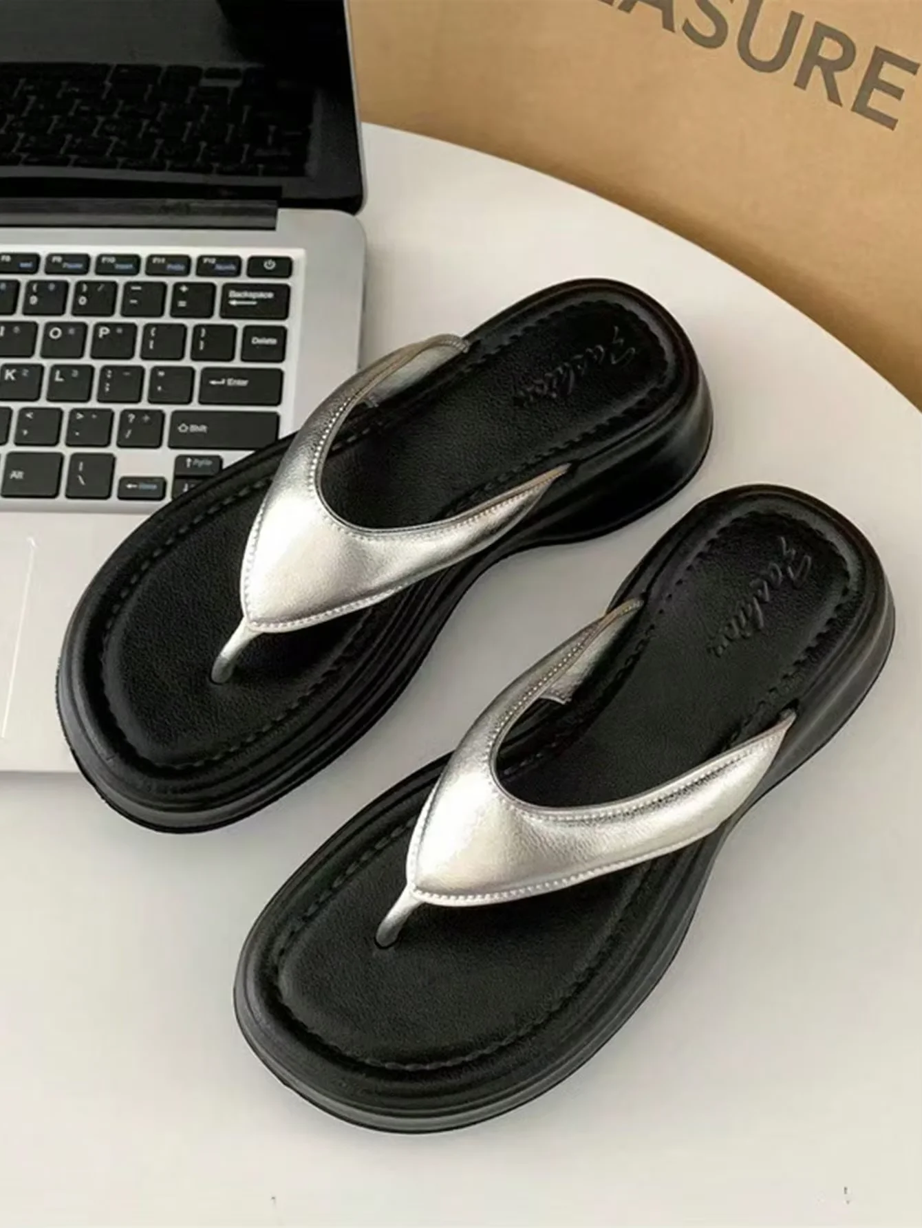 Sommerliche silberne Flip-Flops mit dicker Sohle, Damen-Slides mit Absatz, weiche, rutschfeste, lässige Plateau-Sandalen – Detail 2