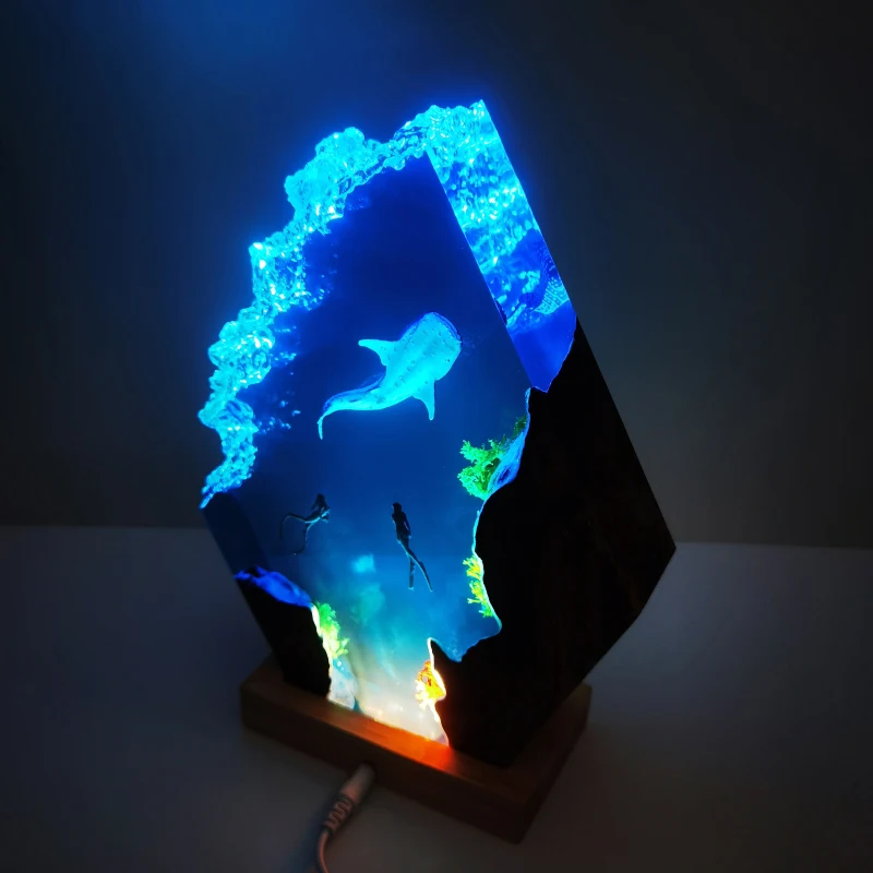การผจญภัยใต้น้ําเรซิ่น Light Theme Creative ศิลปะ Night Light Craft ตกแต่ง USB โคมไฟตั้งโต๊ะปลาวาฬ Divers พวกเขา