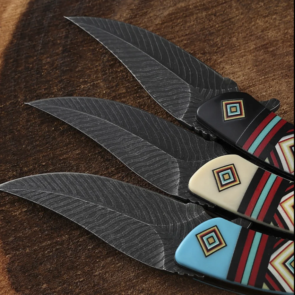 Cuchillo de colección ligero y fresco, cuchillo de bolsillo EDC grabado en cruz personalizado con hoja plegable