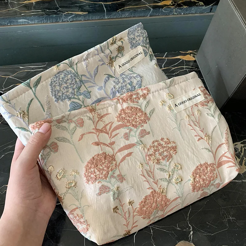 Stylish Vintage Floral Makeup Pouch - Spacious Zipper Storage Bag for Versatile Cosmetic Organization