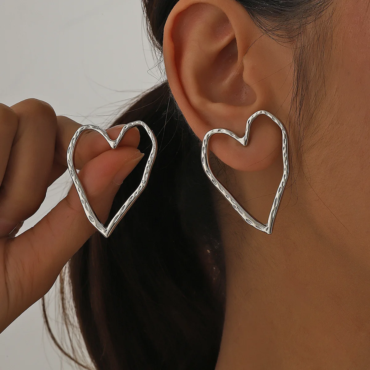 European and American popular jewelry wholesale a pair of love alloy earrings cross-border fashion earrings Qingdao jewelry fact
