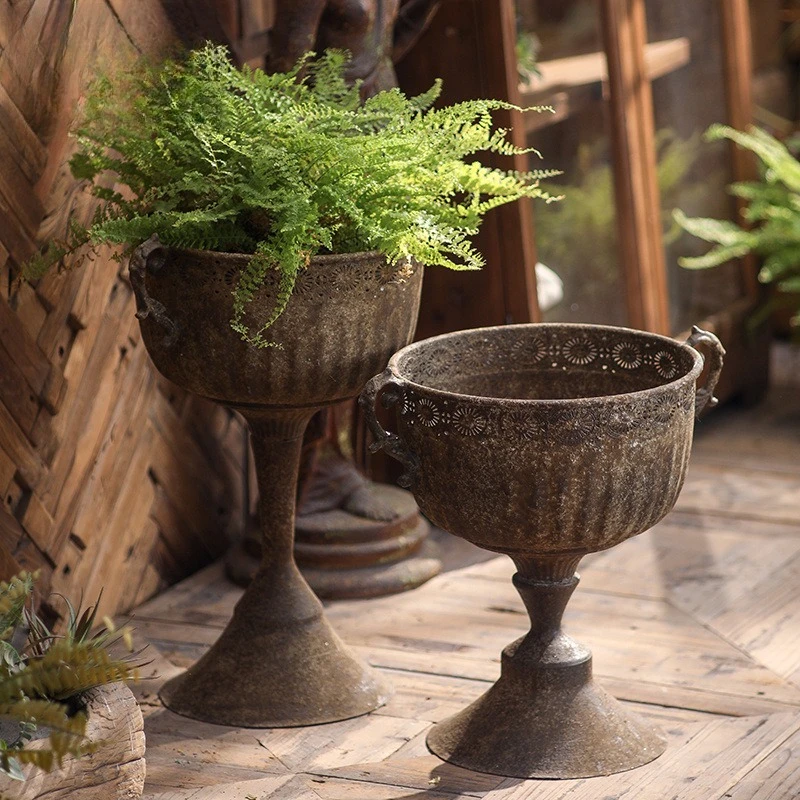 

Retro wrought iron flower pot handicrafts, tall trophies, old flower utensils, home metal vase decorative ornaments