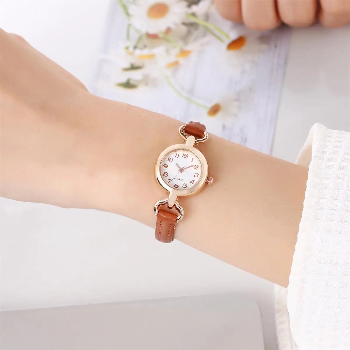 2024 new cross-border foreign trade exquisite girls watch student watch fashion small round watch digital ladies wristwatch