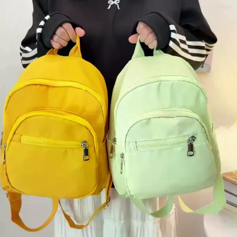 حقيبة ظهر نسائية صغيرة الحجم بتصميم عصري وخفيفة الوزن ومتعددة الجيوب للسفر #1