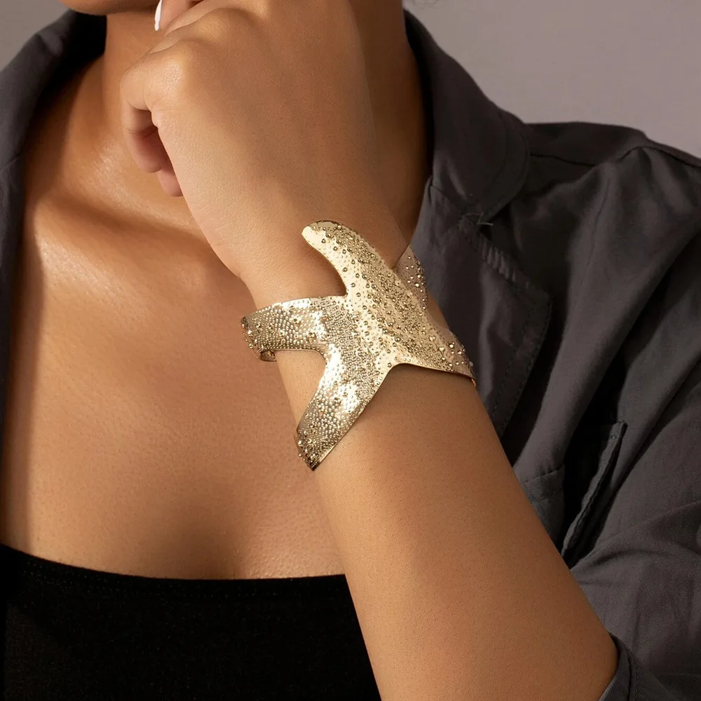 New niche design with a minimalist and fashionable starfish design for women\'s open-end bracelet