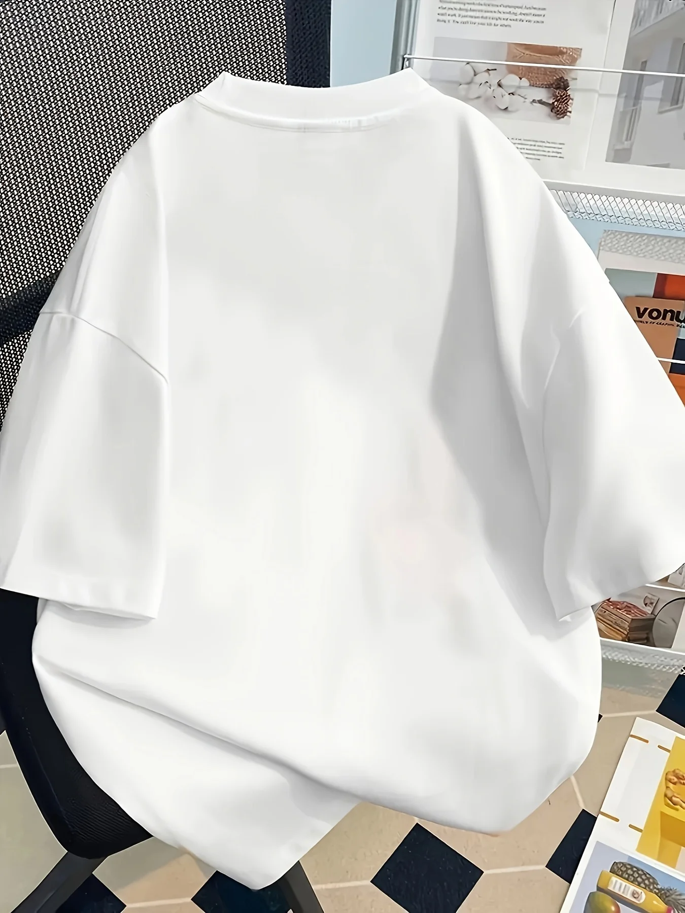 Damska koszulka z krótkim rękawem z czystej bawełny - luźny krój z geometrycznym nadrukiem, okrągły dekolt, możliwość prania w pralce, całoroczna